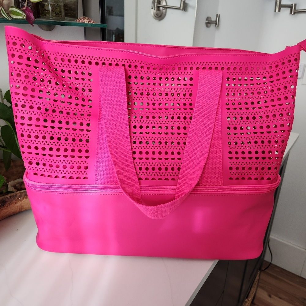 NWOT No Boundaries Women’s Beach Bag with Zip Bottom Cooler
